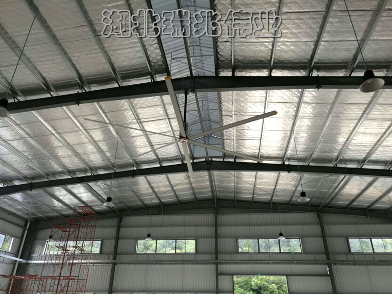 大型工業(yè)節(jié)能風(fēng)扇、大型工業(yè)節(jié)能風(fēng)扇、廠房降溫通風(fēng)、廠房降溫、廠房通風(fēng)、鋼結(jié)構(gòu)廠房通風(fēng)降溫方案、廠房車間通風(fēng)降溫方案、大型工業(yè)風(fēng)扇、物流倉(cāng)儲(chǔ)大風(fēng)扇、大吊扇、工業(yè)風(fēng)扇、廠房車間降溫設(shè)備、廠房車間通風(fēng)設(shè)備、車間溫控設(shè)備、工業(yè)大吊扇、工業(yè)大風(fēng)扇、工業(yè)節(jié)能風(fēng)扇、湖北瑞兆偉業(yè)通風(fēng)降溫科技有限公司