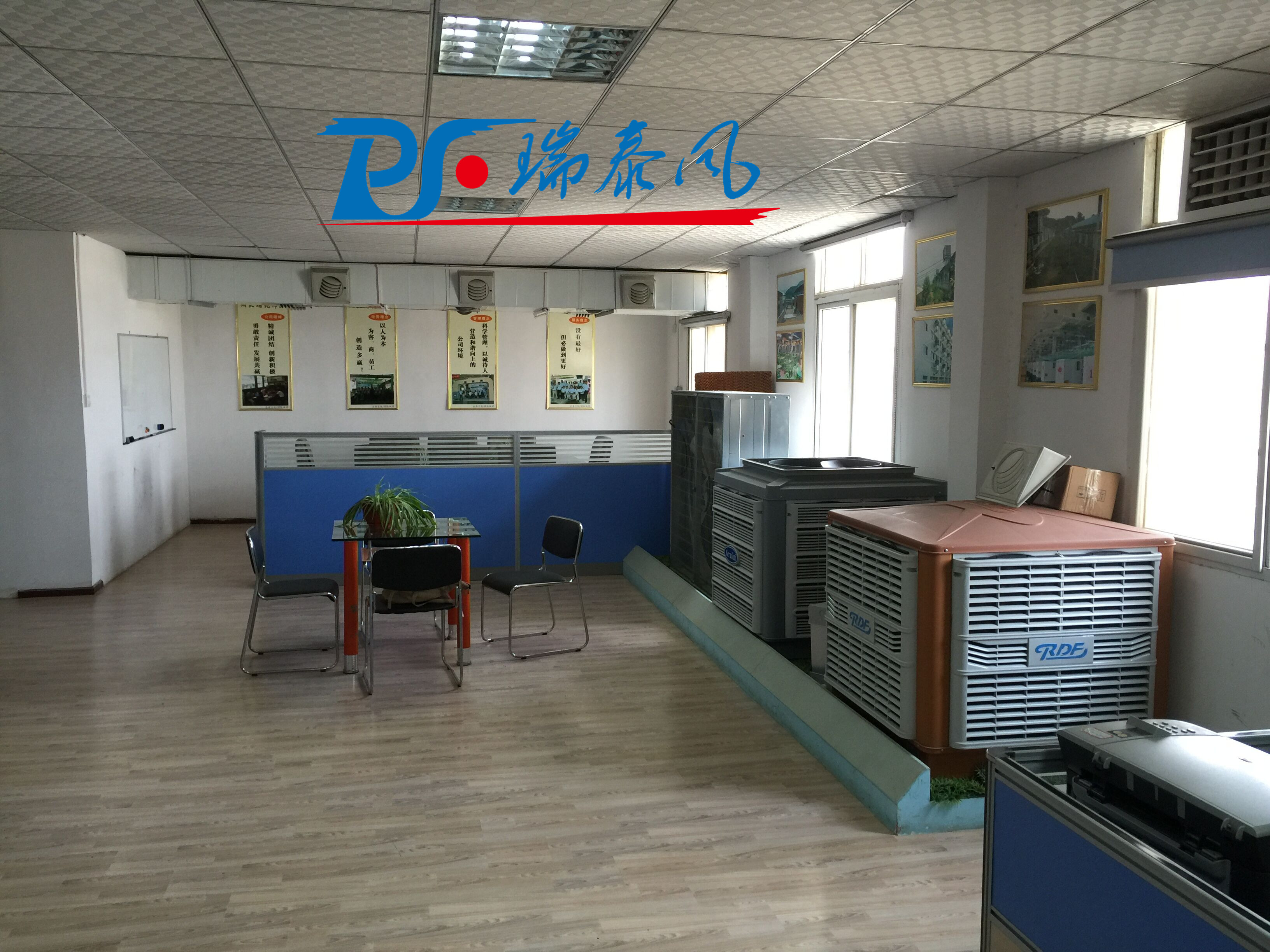 鋼結(jié)構(gòu)廠房通風(fēng)降溫方案、廠房車間通風(fēng)降溫方案、大型工業(yè)風(fēng)扇、物流倉儲(chǔ)大風(fēng)扇、大吊扇、工業(yè)風(fēng)扇、廠房車間降溫設(shè)備、廠房車間通風(fēng)設(shè)備、車間溫控設(shè)備、工業(yè)大吊扇、工業(yè)大風(fēng)扇、工業(yè)節(jié)能風(fēng)扇、湖北瑞兆偉業(yè)通風(fēng)降溫科技有限公司、瑞泰風(fēng)工業(yè)大風(fēng)扇