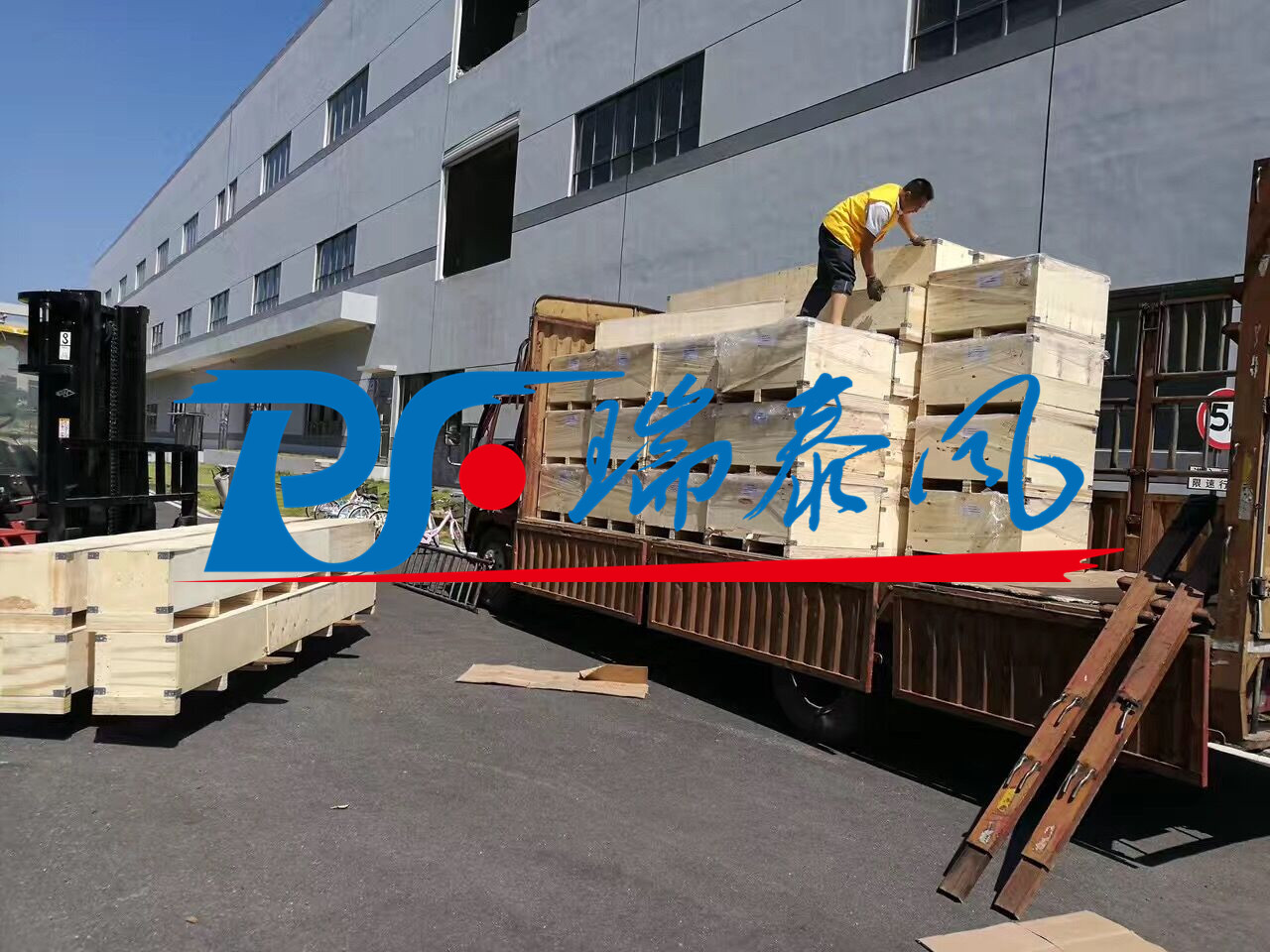瑞泰風工業(yè)大風扇、鋼結(jié)構(gòu)廠房通風降溫方案、廠房車間通風降溫方案、大型工業(yè)風扇、物流倉儲大風扇、大吊扇、工業(yè)風扇、廠房車間降溫設(shè)備、廠房車間通風設(shè)備、車間溫控設(shè)備、工業(yè)大吊扇、工業(yè)大風扇、工業(yè)節(jié)能風扇、湖北瑞兆偉業(yè)通風降溫科技有限公司、瑞泰風工業(yè)大風扇