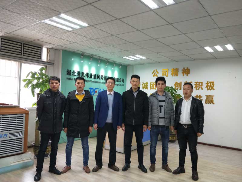 瑞泰風(fēng)工業(yè)大風(fēng)扇、潤(rùn)東方冷風(fēng)機(jī)、鋼結(jié)構(gòu)廠房通風(fēng)降溫方案、廠房車(chē)間通風(fēng)降溫方案、大型工業(yè)風(fēng)扇、物流倉(cāng)儲(chǔ)大風(fēng)扇、大吊扇、工業(yè)風(fēng)扇、廠房車(chē)間降溫設(shè)備、廠房車(chē)間通風(fēng)設(shè)備、車(chē)間溫控設(shè)備、工業(yè)大吊扇、工業(yè)大風(fēng)扇、工業(yè)節(jié)能風(fēng)扇、湖北瑞兆偉業(yè)通風(fēng)降溫科技有限公司。