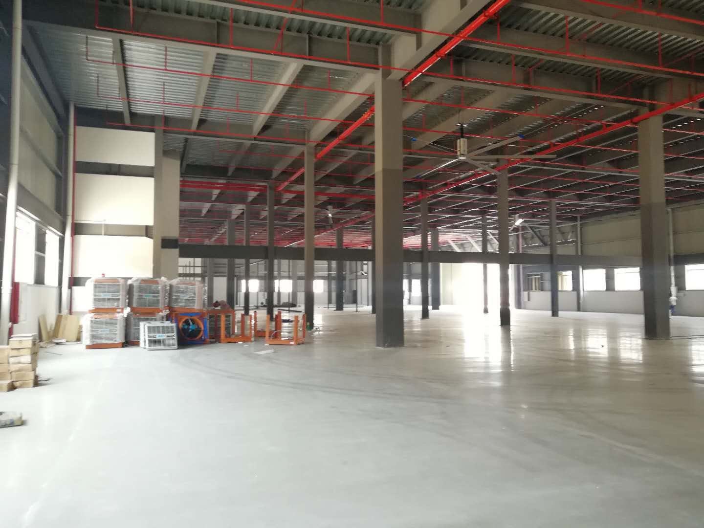 鋼結(jié)構(gòu)廠房通風(fēng)降溫方案、廠房車間通風(fēng)降溫方案、大型工業(yè)風(fēng)扇、物流倉儲大風(fēng)扇、大吊扇、工業(yè)風(fēng)扇、廠房車間降溫設(shè)備、廠房車間通風(fēng)設(shè)備、車間溫控設(shè)備、工業(yè)大吊扇、工業(yè)大風(fēng)扇、工業(yè)節(jié)能風(fēng)扇、湖北瑞兆偉業(yè)通風(fēng)降溫科技有限公司